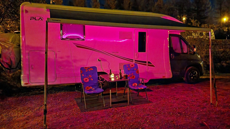 Wir machen aReisemobile sicher und smart und rüsten diese gerne mit PV aus. Abb. Wohnwagen oder Reisemobil Beleuchtung steuern