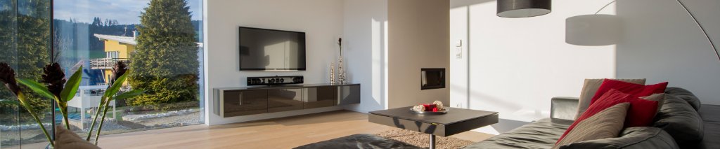 Wohnzimmer mit Mega-TV und Soundssystem