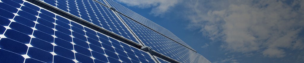 Solarpanel unter blauem Himmel