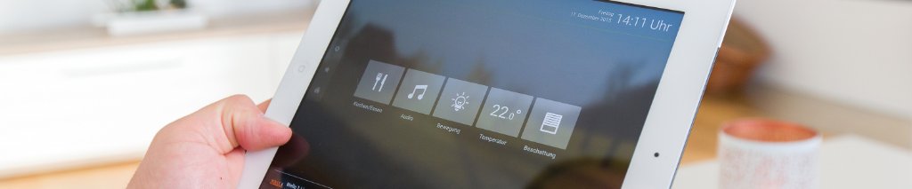 Tablet mit SmartHome-Steuerungs-Anzeige